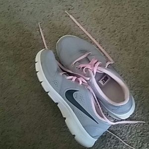 Nike Flex Experience Women Tennis Shoes.